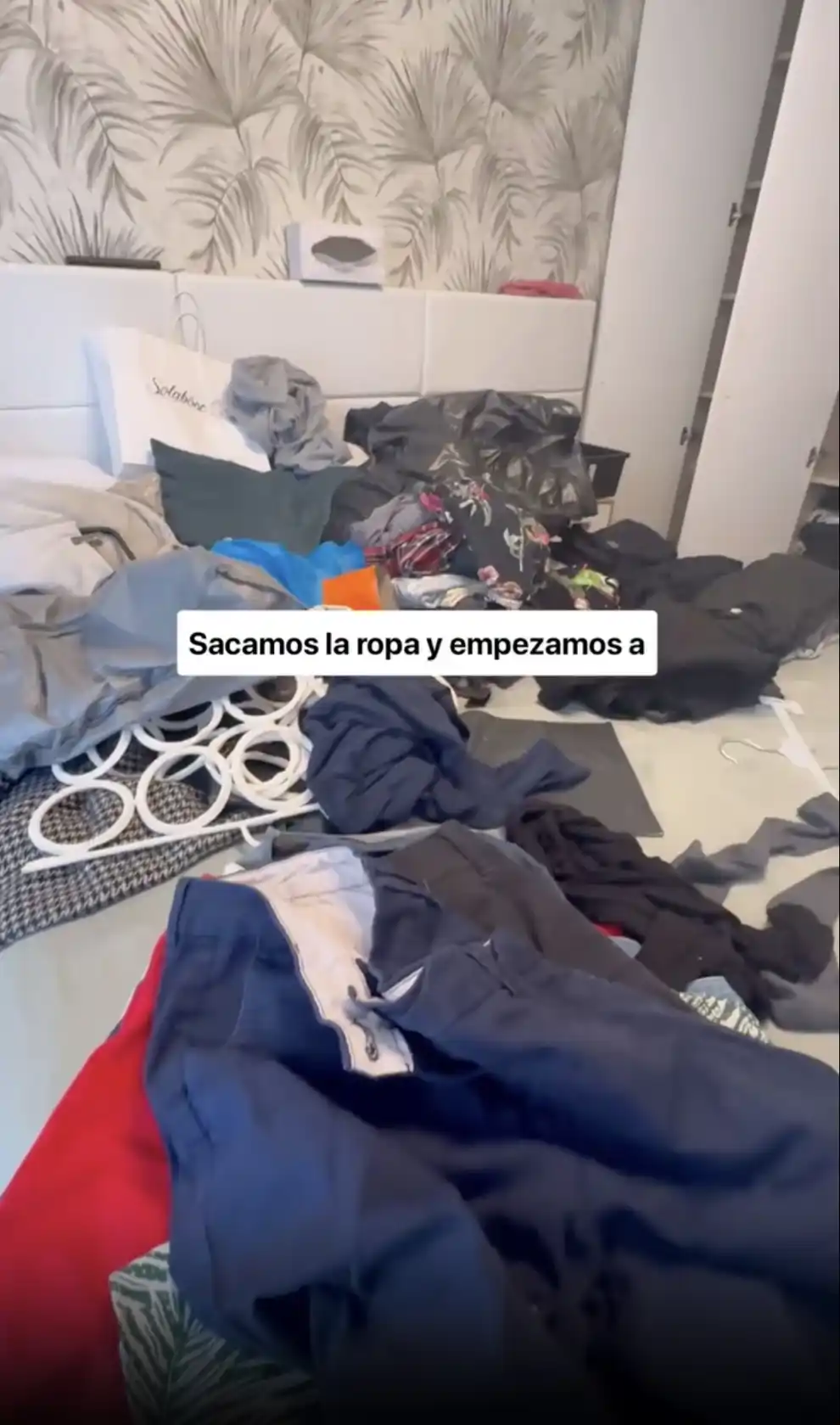 El durante de un armario de ropa ordenado por Vanesa Luna
