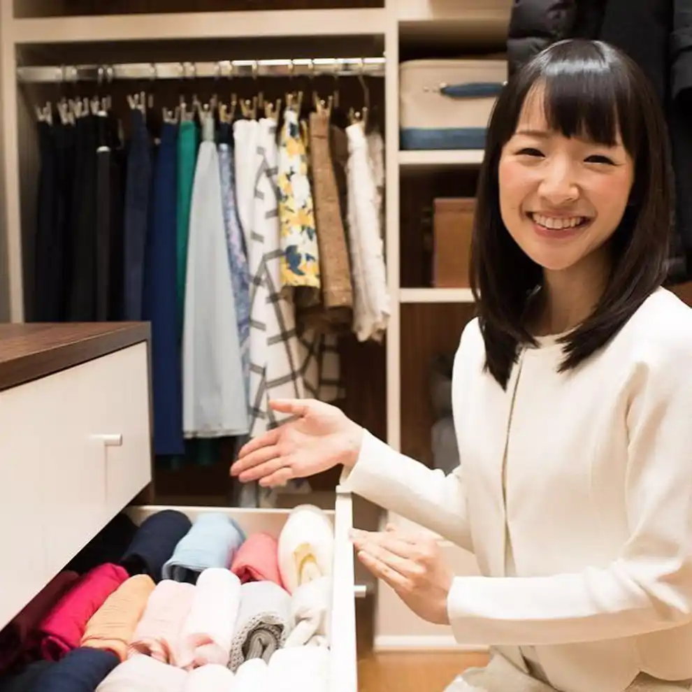 Marie Kondo ordenando una cómoda