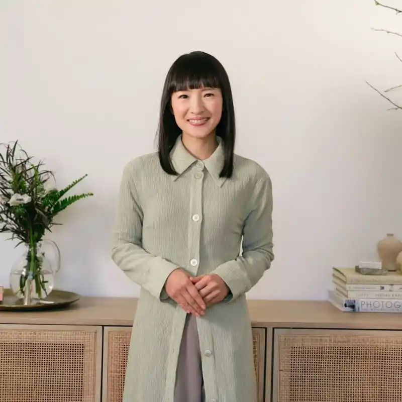 Marie Kondo, experta en orden: “Corta las etiquetas de la ropa en cuanto te la compres, así la conviertes en un objeto personal”