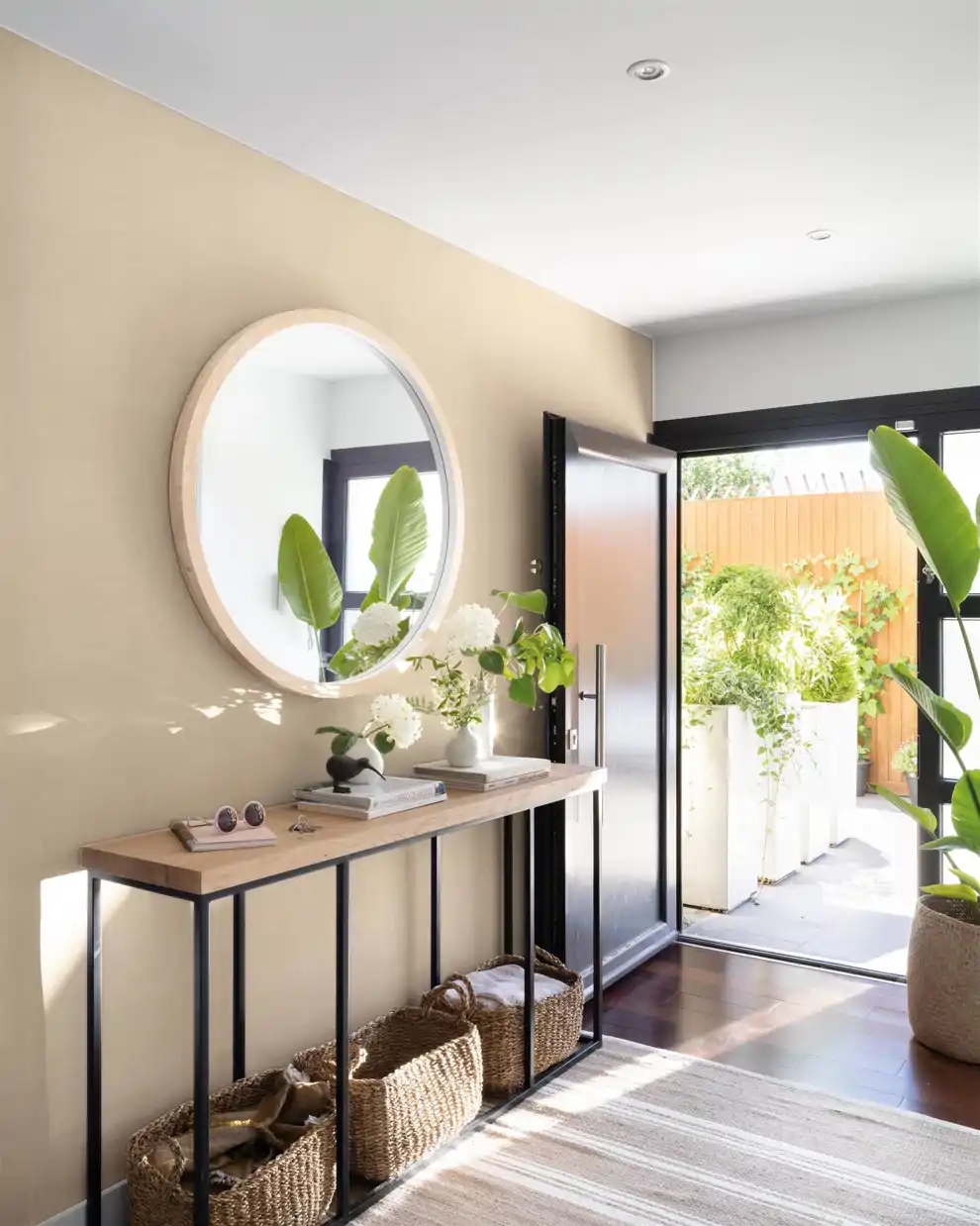 Recibidor con pared en color arena