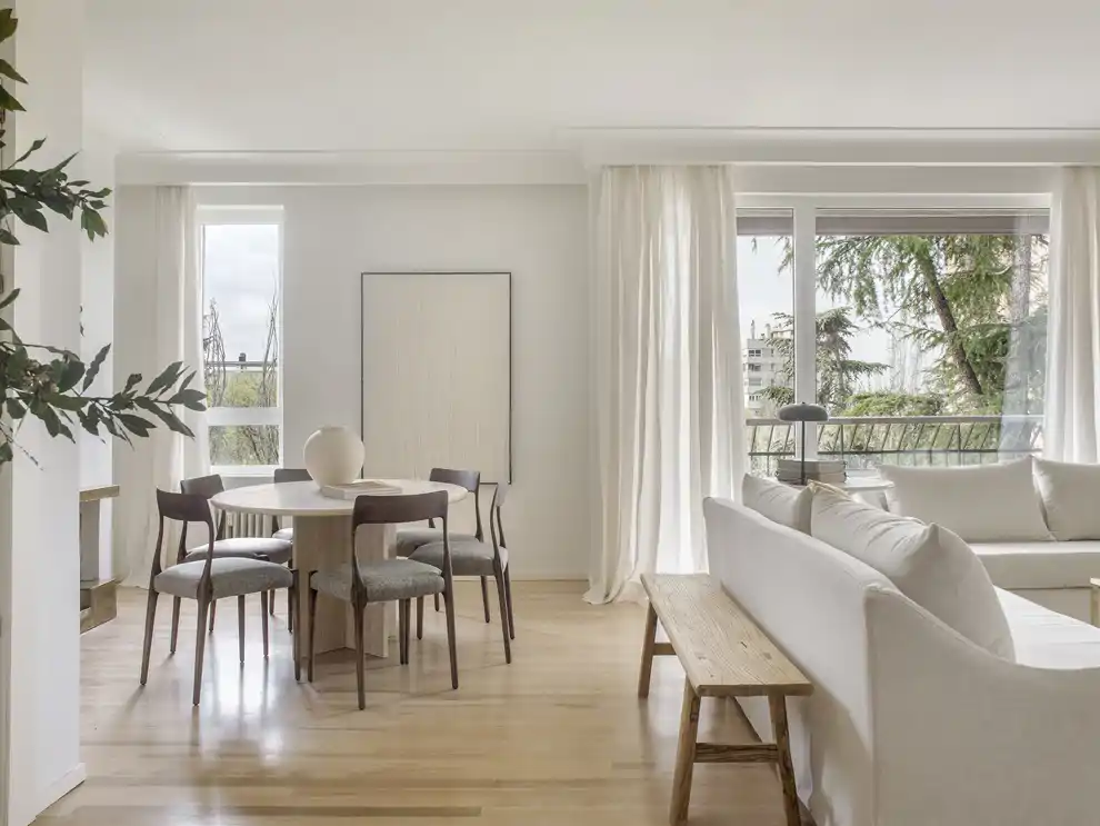 Después: un salón luminoso, en tonos claros y con buenas vistas.