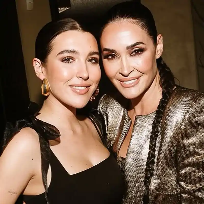 El elegante vestidor de Vicky Martín Berrocal y Alba Díaz Martín: moderno, con tocador y armarios de madera