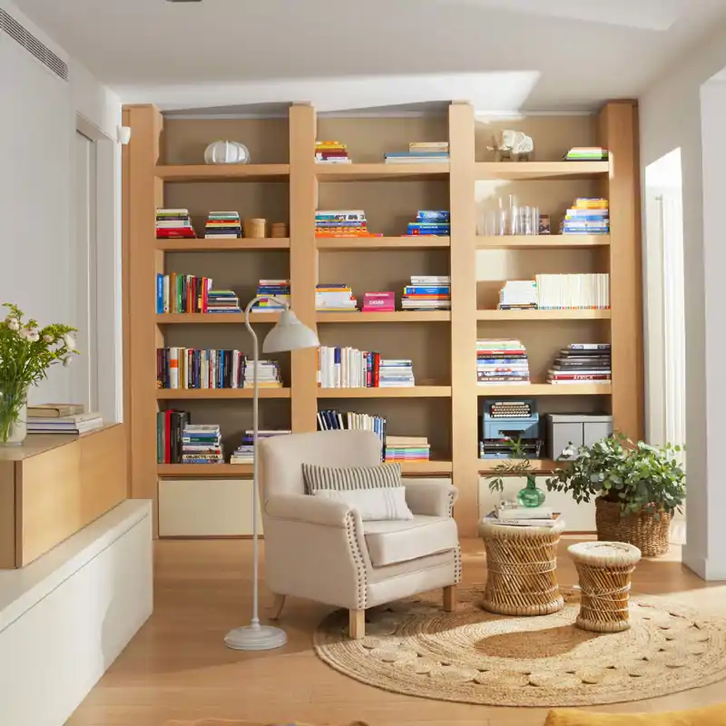 Bajita, con poco fondo y de madera. Esta estantería de Zara Home me ha regalado mucho espacio para mis libros