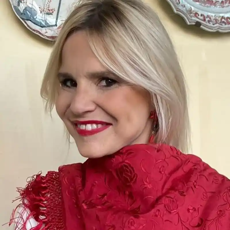 Así es el elegante salón de Eugenia Martínez de Irujo: pintado de blanco, tiene un sofá moderno y muebles escogidos