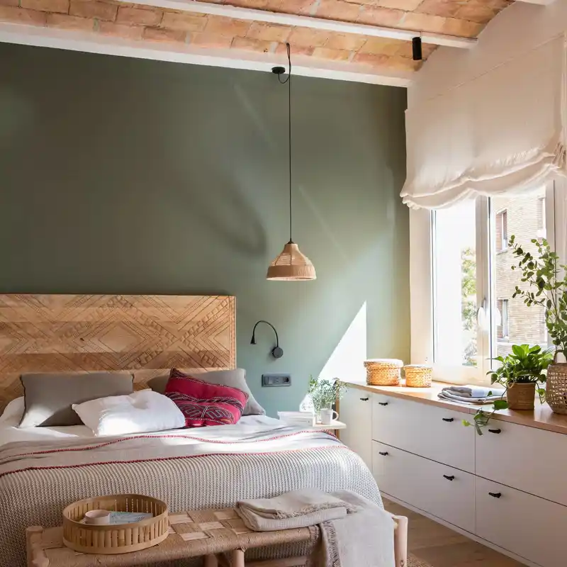 Elena Ruiz, experta en Feng Shui: “Las techos inclinados o con vigas generan presión sobre tu cuerpo. No coloques debajo ni la cama ni el sofá”