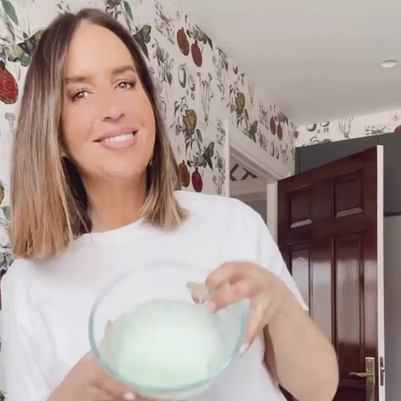 Lucía Lipperheide, experta en limpieza: "Esta mezcla casera con pasta de dientes y bicarbonato deja impecable tanto la mampara como el horno"