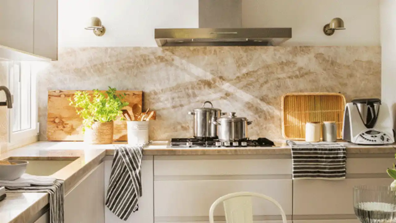 Cocina pequeña en tonos claros