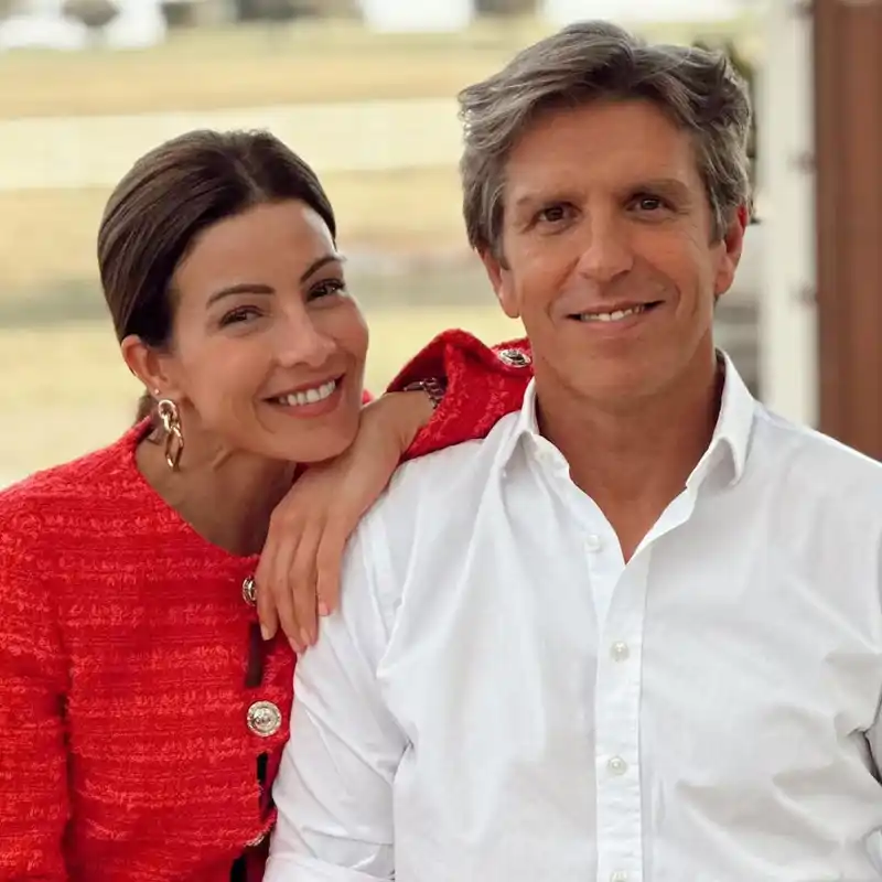 Así es el elegante comedor de Manuel Díaz El Cordobés y Virginia Troconis: clásico, con sillas con color y abierto al salón