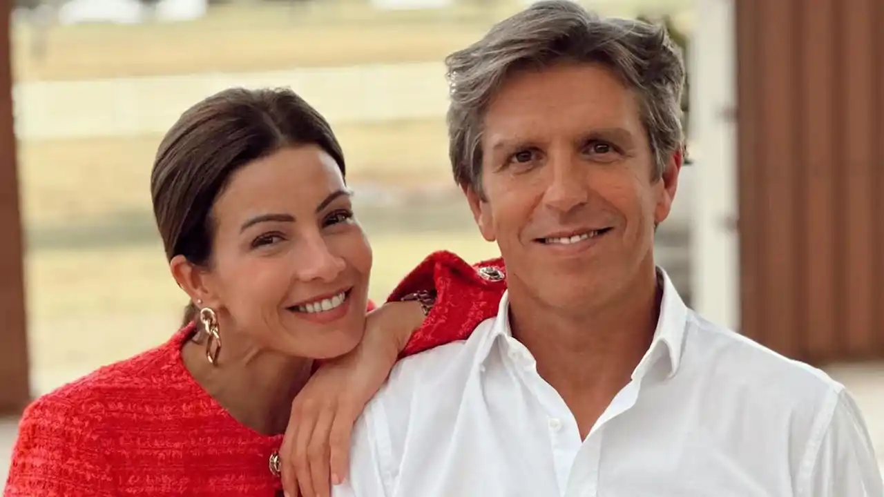 Así es el elegante comedor de Manuel Díaz El Cordobés y Virginia Troconis: clásico, con sillas con color y abierto al salón
