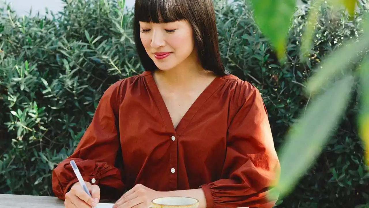 Marie Kondo escribiendo