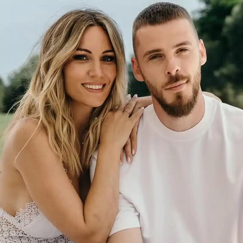 Nos colamos en el moderno salón de Edurne y David de Gea: con un sofá cálido, una librería a medida y muchos espejos