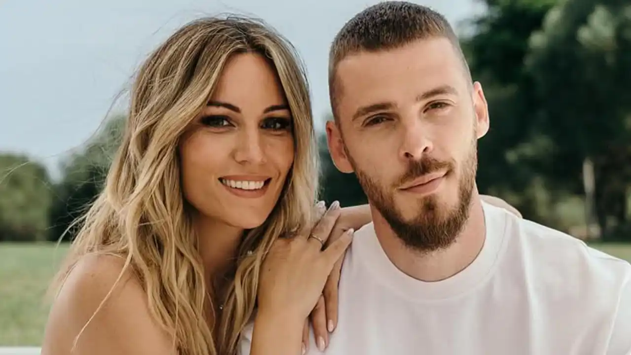 Nos colamos en el moderno salón de Edurne y David de Gea: con un sofá cálido, una librería a medida y muchos espejos