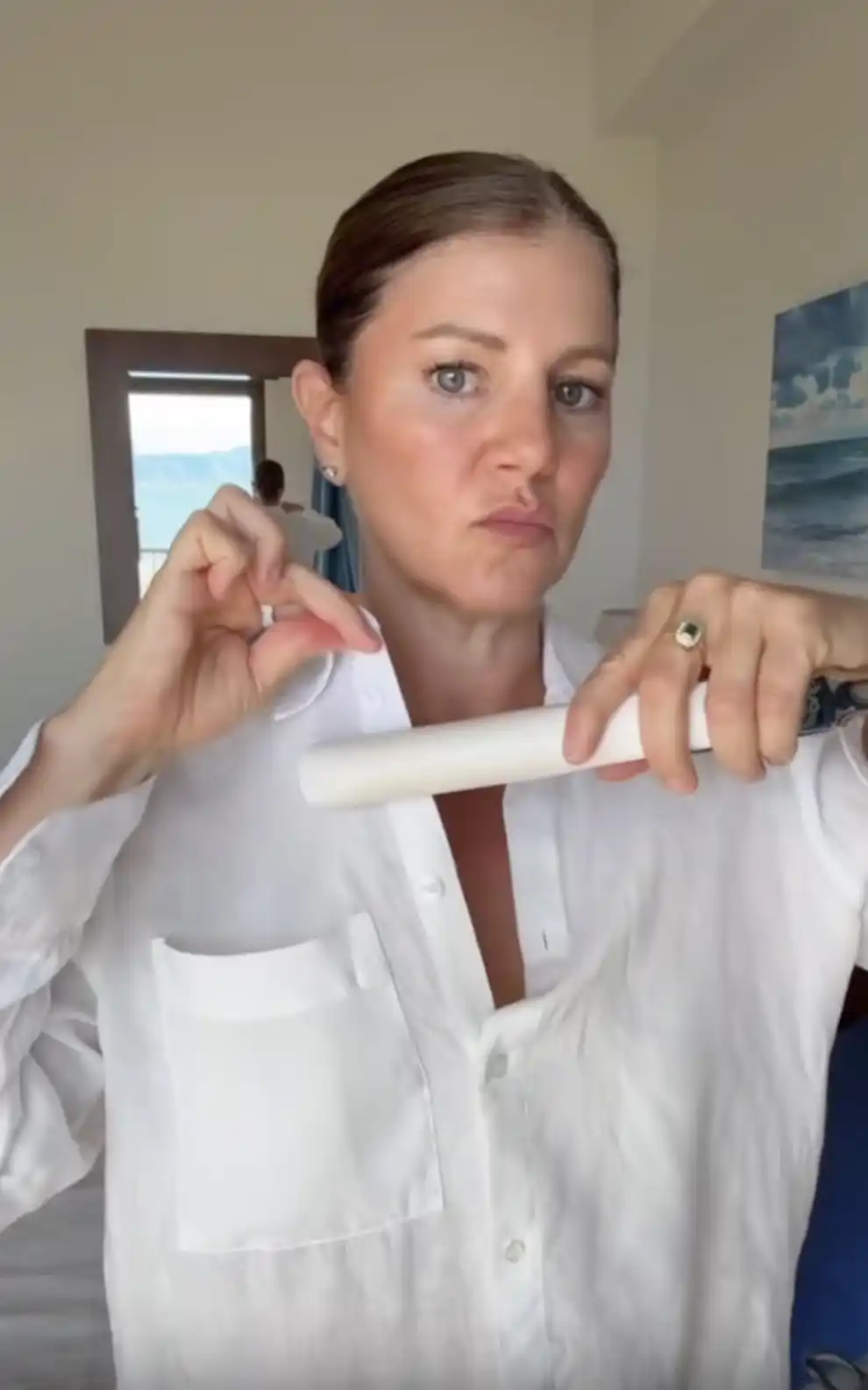 La experta también recomienda pasar la plancha de pelo por zonas como el cuello o los puños para un mejor resultado