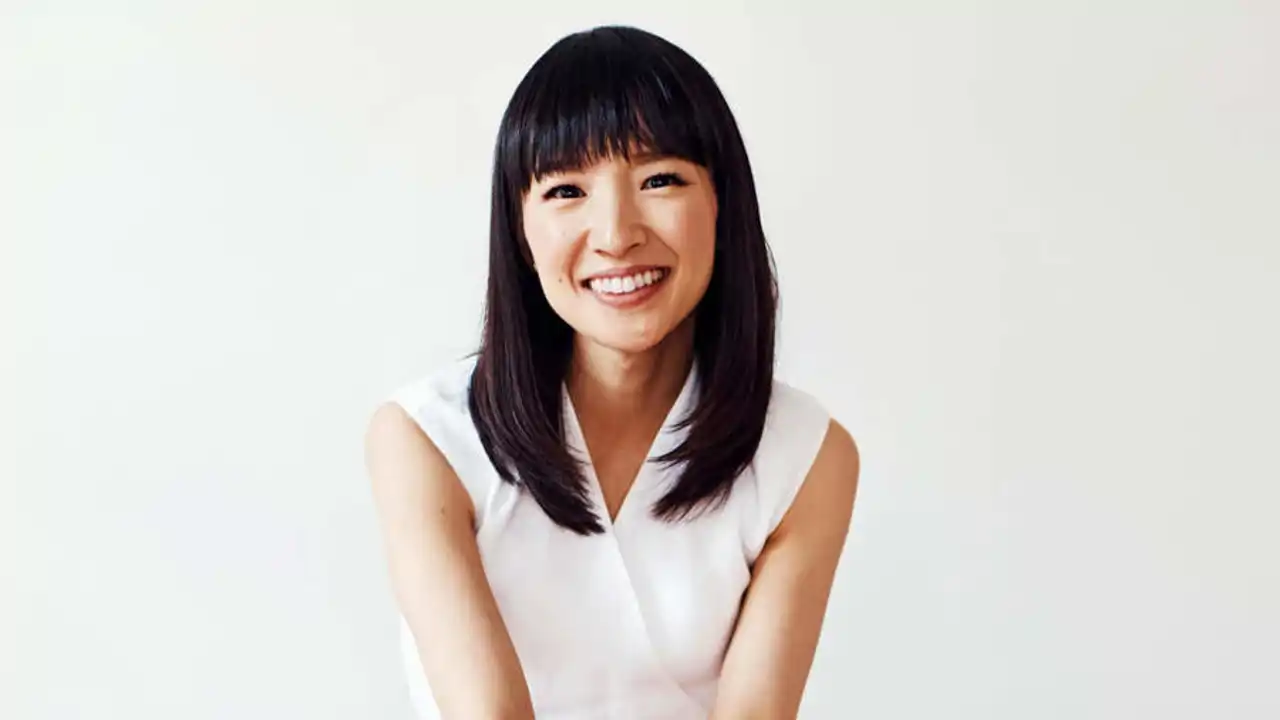 Marie Kondo doblando ropa