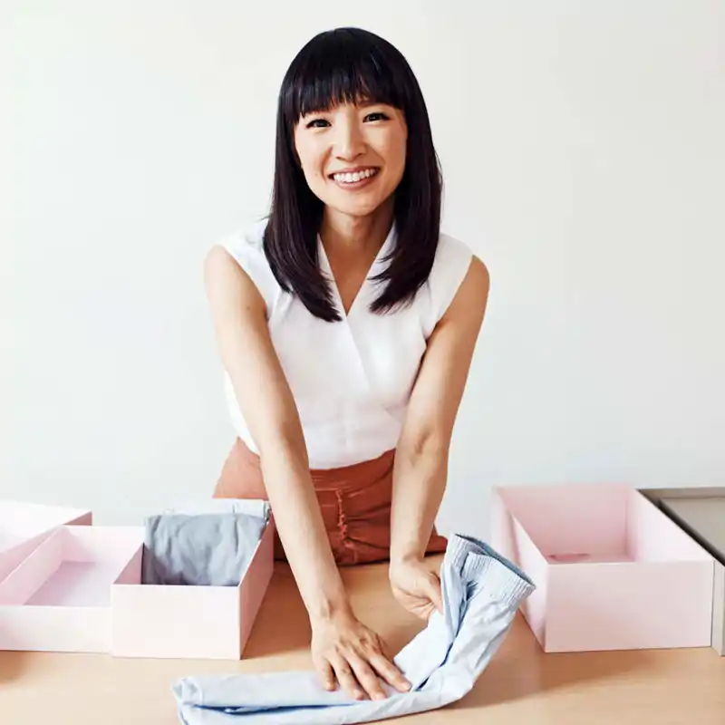 Marie Kondo, experta en orden: "Cuando prepares la maleta, elige pocas piezas que combinen entre sí y dobla en vertical para que ocupen menos"