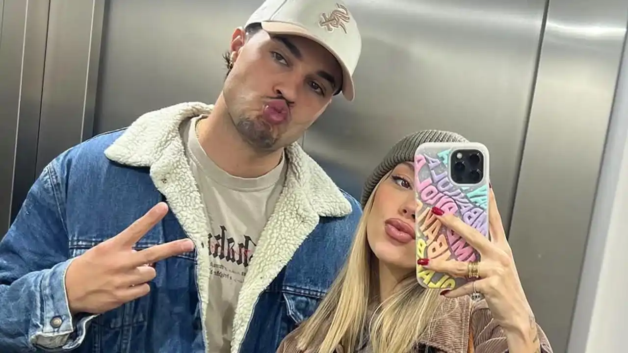 El moderno dormitorio de Alejandra Rubio y Carlo Costanzia: con un cabecero elegante, muebles con estilo y un amplio vestidor 