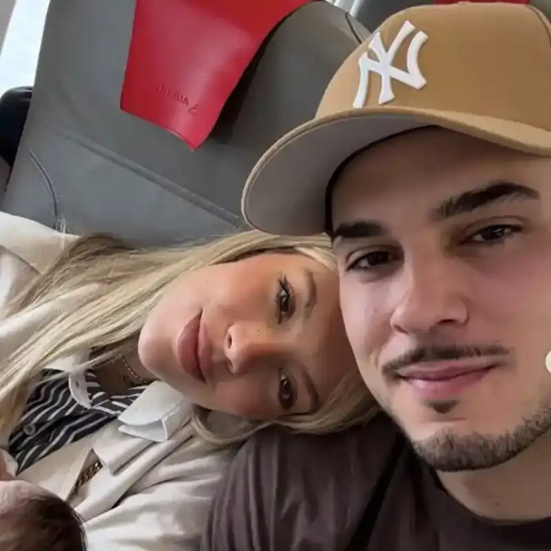 El moderno dormitorio de Alejandra Rubio y Carlo Costanzia: con un cabecero elegante, muebles con estilo y un amplio vestidor 