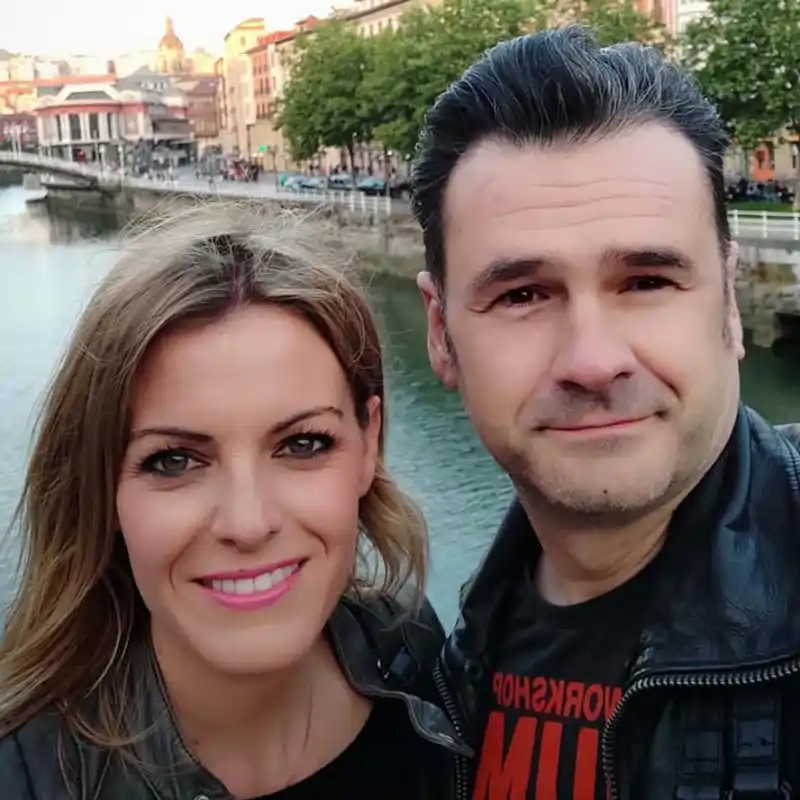 Así es el acogedor salón de Andrea Ropero e Iñaki López: con un sofá con color, grandes librerías y una pared llena de cuadros