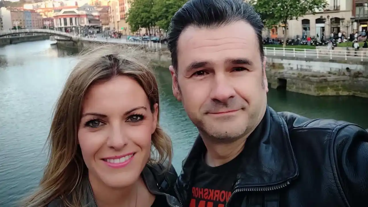 Así es el acogedor salón de Andrea Ropero e Iñaki López: con un sofá con color, grandes librerías y una pared llena de cuadros