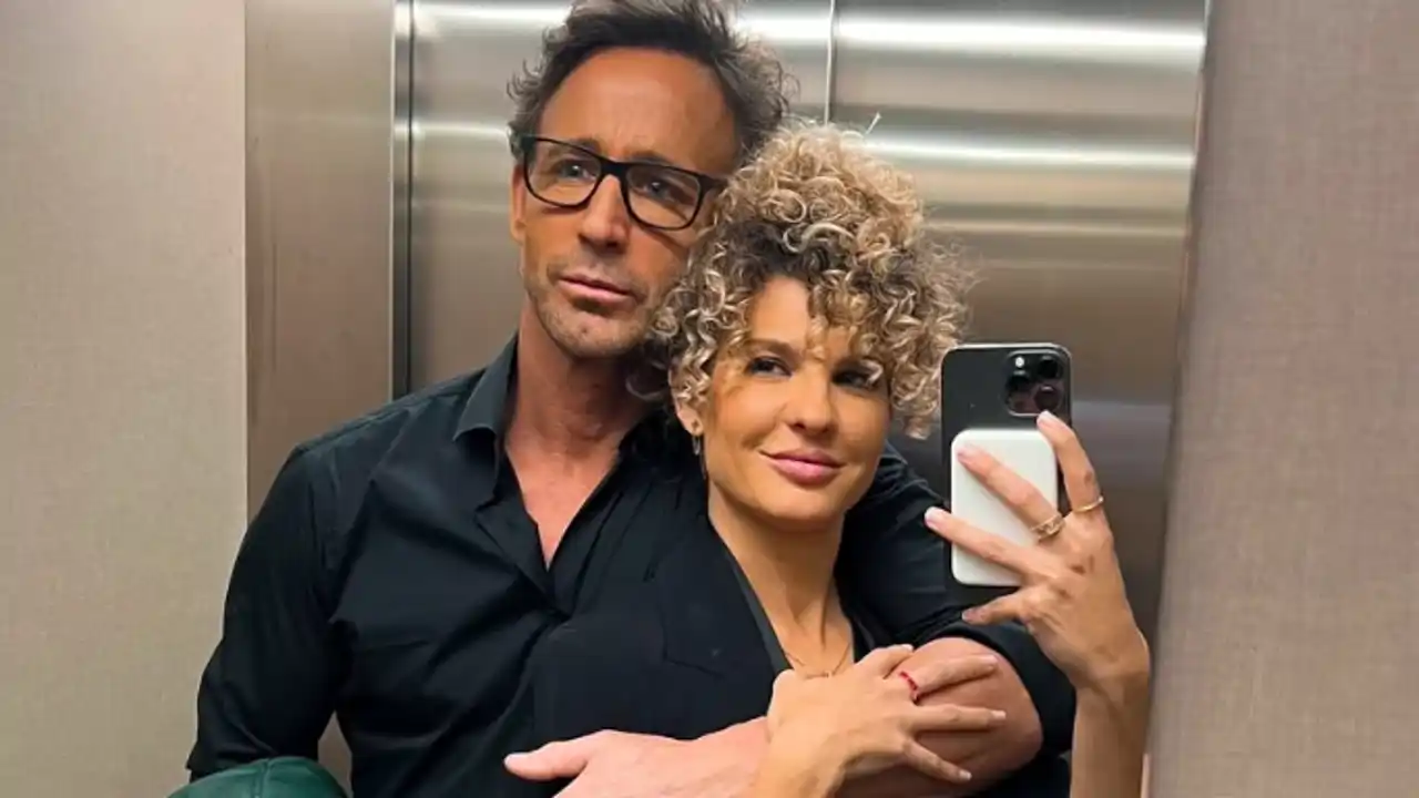 Así es el espectacular dormitorio de Sheila Casas y Álvaro Muñoz Escassi: con la pared del cabecero moderna, tonos neutros y un vestidor espacioso