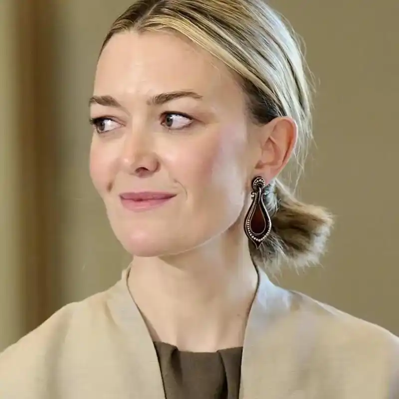 Marta Ortega se apunta al minimalismo con la nueva mesa de cemento de Zara Home que puedes usar en interior y exterior