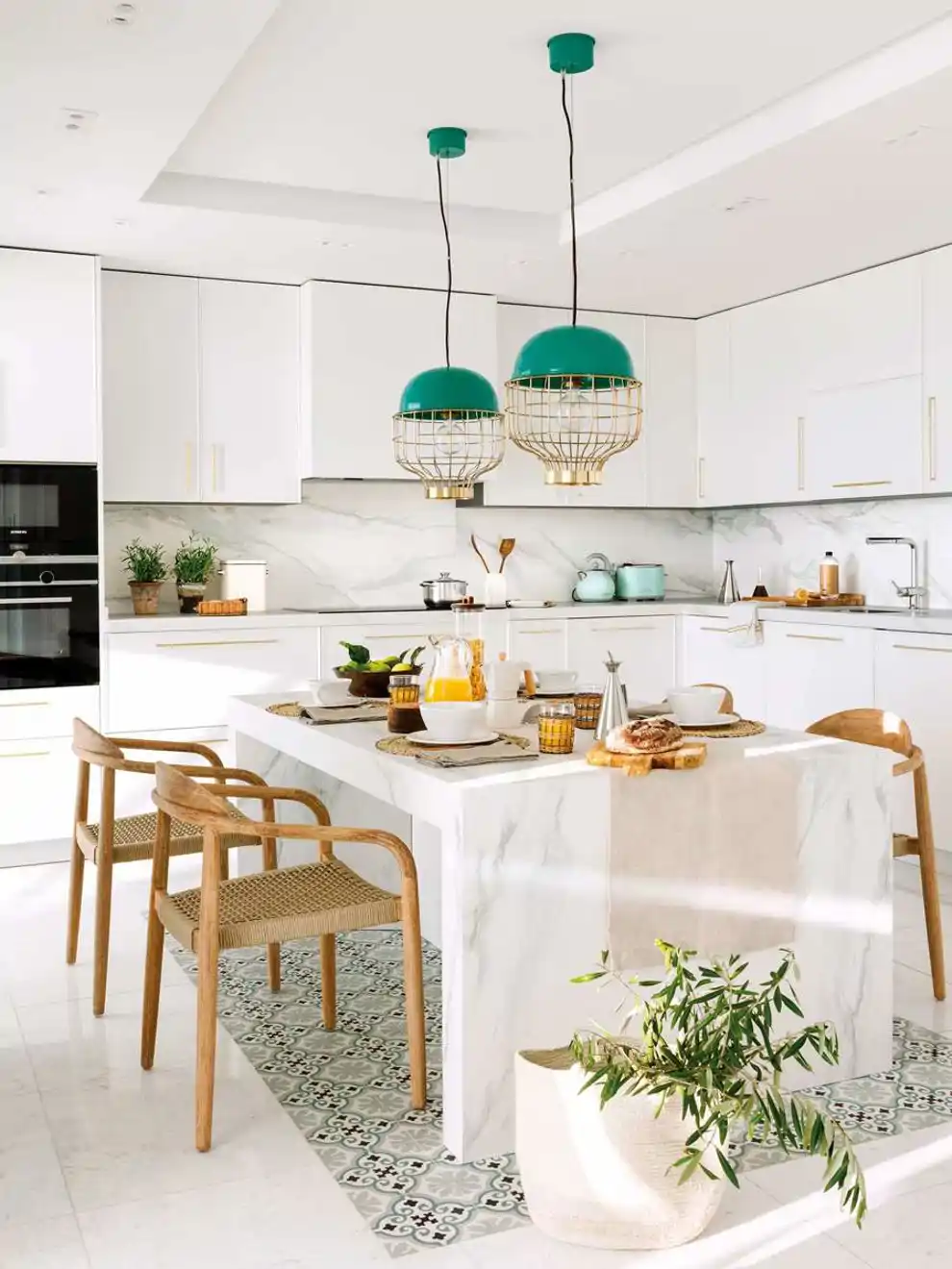 Lo mejor de usar una mesa arquitectónica en la cocina en lugar de una isla es que, al no ir anclada al suelo, te da más flexibilidad para moverla de un lado a otro