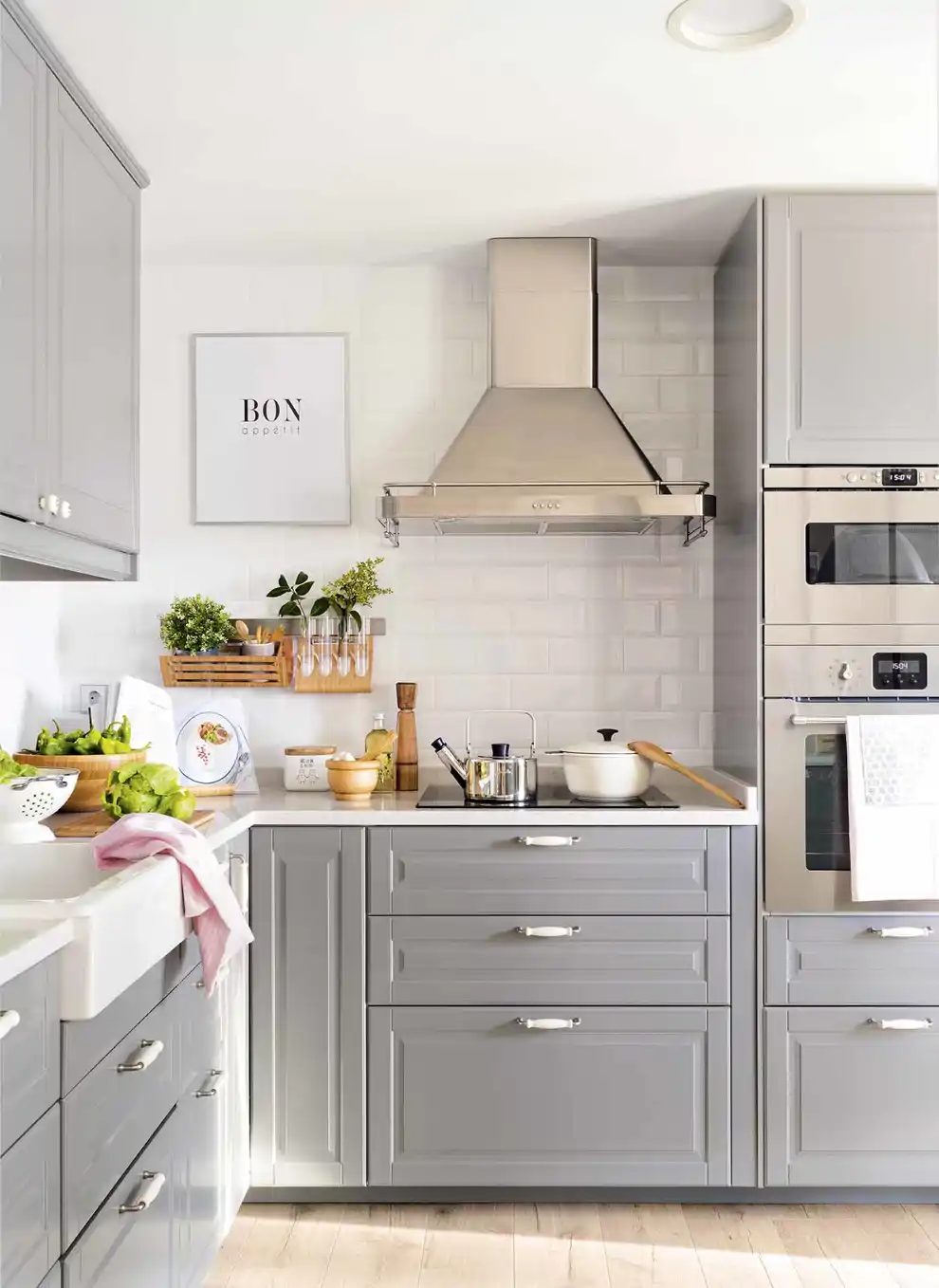 Cocina con muebles en gris y campana 