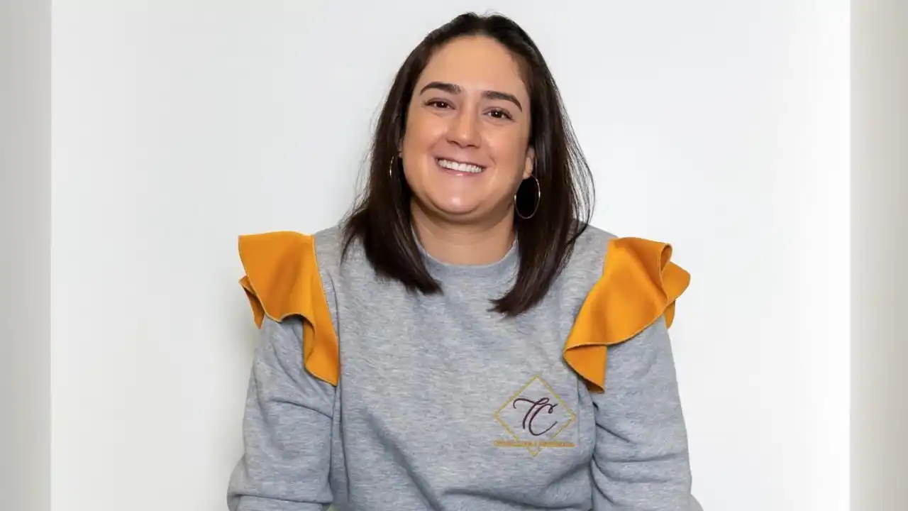Tamara Calvo, experta en orden: "Las perchas son la columna vertebral de un armario organizado. Deben ser iguales y mirar hacia la misma dirección"