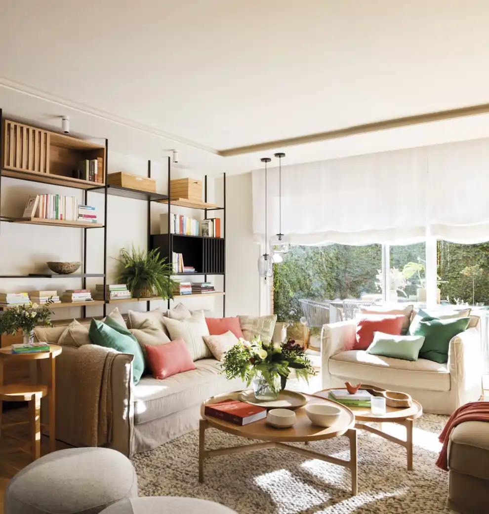 Sofá beige con cojines de colores