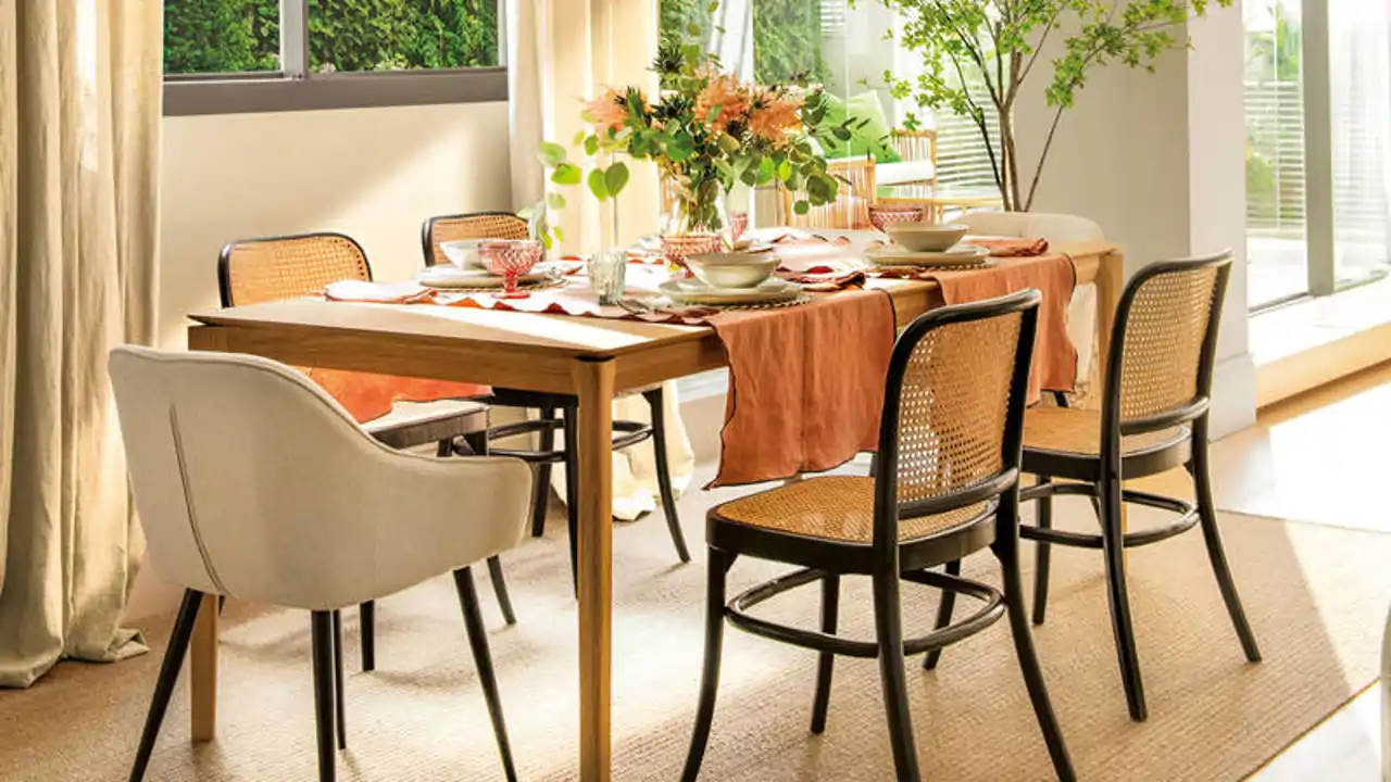 Comedor decorado con mesa de madera