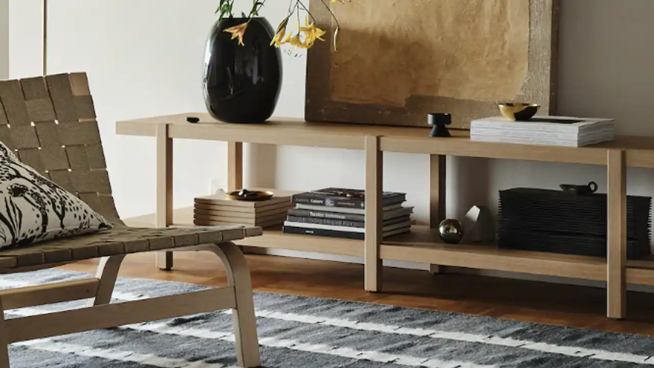 Ha llegado a IKEA la estantería baja más bonita que he visto en mis 45 años: es moderna, de madera y sirve de banco