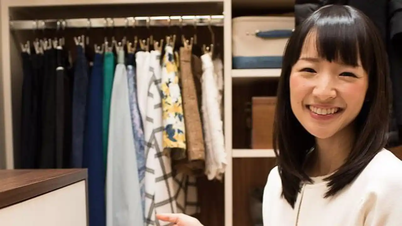 Marie Kondo ordenando una cómoda