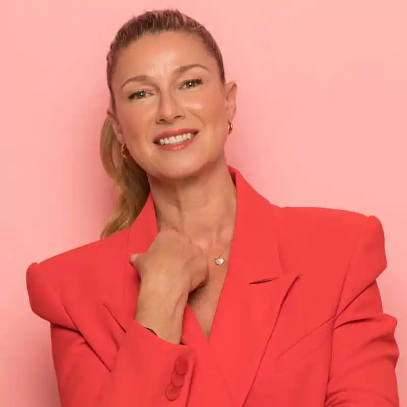 Anne Igartiburu (56 años) sobre el salón de su infancia: "Mi padre guardaba la televisión en un armario para que no la viera"
