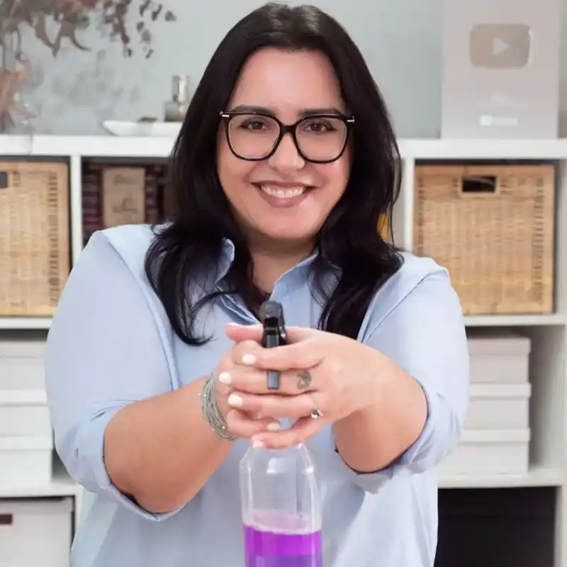 Raquel García experta en limpieza: “Menos de 20 céntimos es lo que cuesta hacer esta mezcla para limpiar la mampara y los azulejos del baño”
