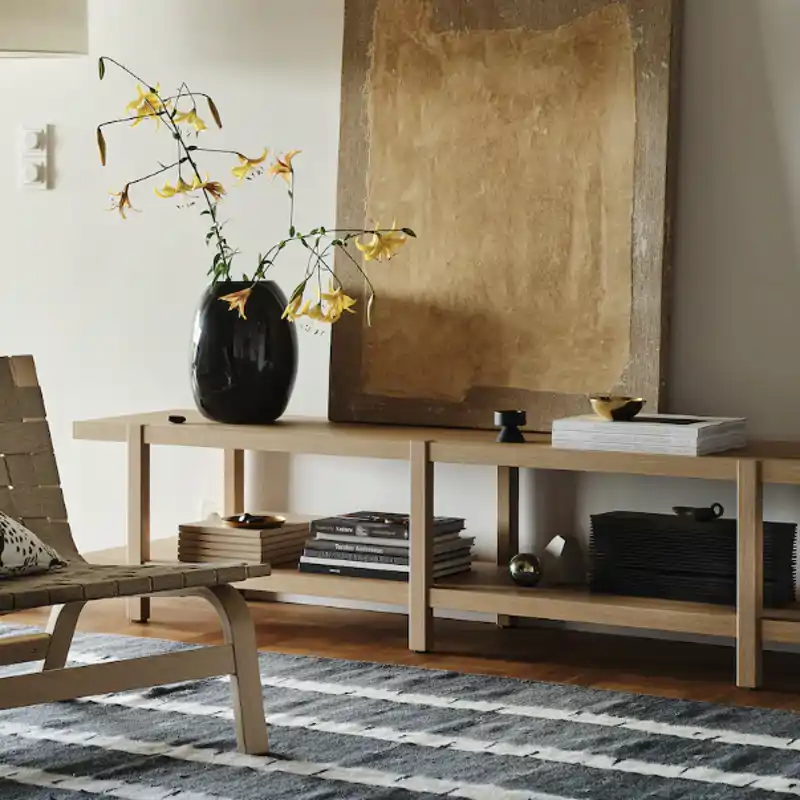 Ha llegado a IKEA la estantería baja más bonita que he visto en mis 45 años: es moderna, de madera y sirve de banco