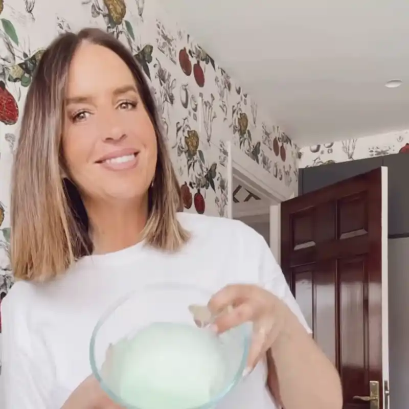 Lucía Lipperheide, sobre limpiar la escoba: "Esta mezcla de bicarbonato y lavaplatos desinfecta y elimina los olores sin dañar las cerdas"