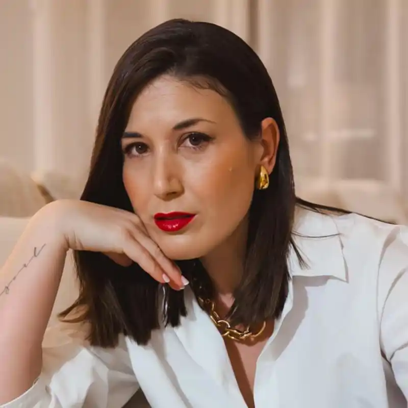 María Fernández, experta en limpieza: "Para que la ropa del armario o el canapé no huela a humedad, pon bicarbonato con aceite de lavanda"