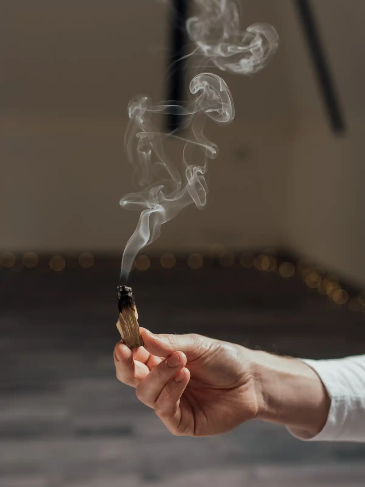 Prende palo santo y pásalo por toda la casa como último paso para purificar la energía