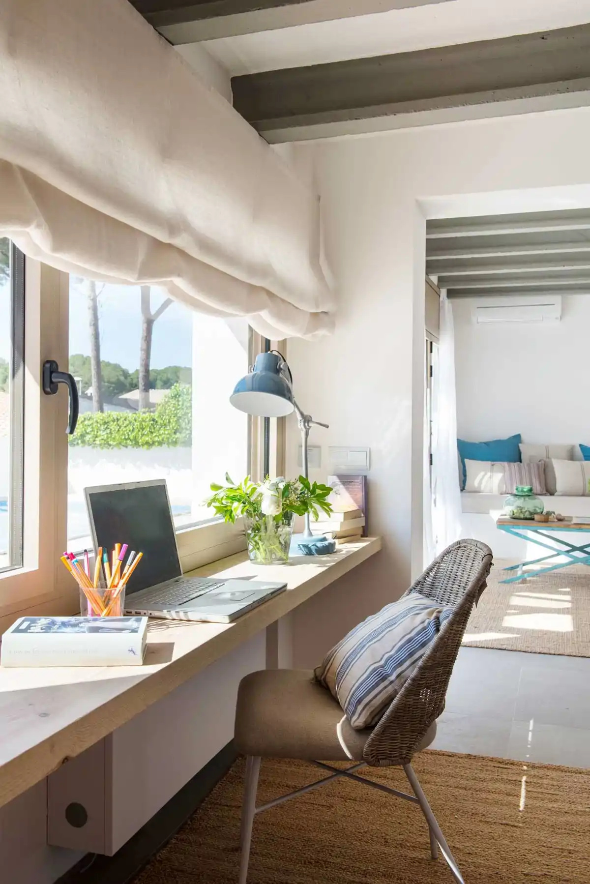 zona de estudio con escritorio corrido delante de ventana 00503981 o 14a0e245