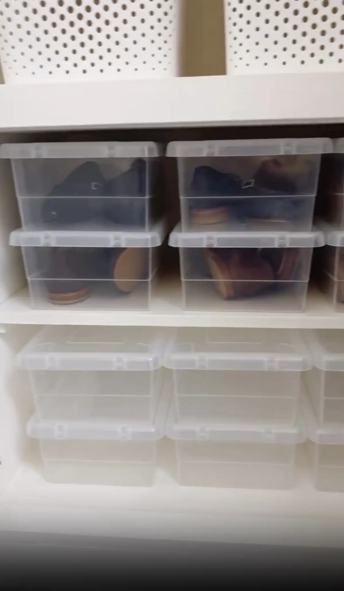 En cajas transparentes apilables