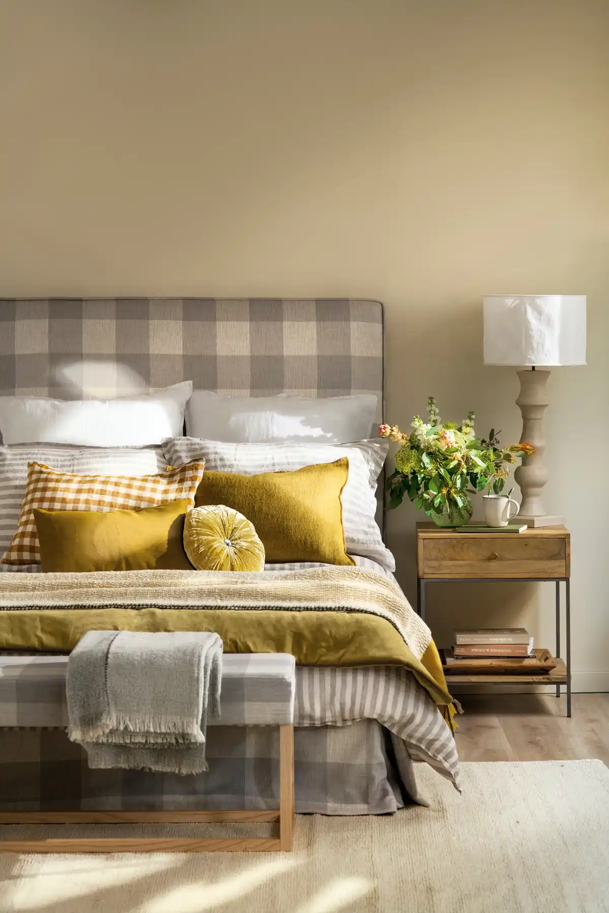 Si no tienes cabecero en la cama, el Feng Shui recomienda que consigas uno porque te ayudará a tener un sueño más profundo a sentir apoyo en la parte de la cabeza