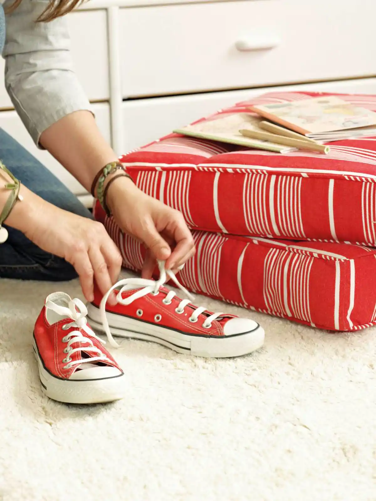 Zapatillas de color rojo con cordones blancos