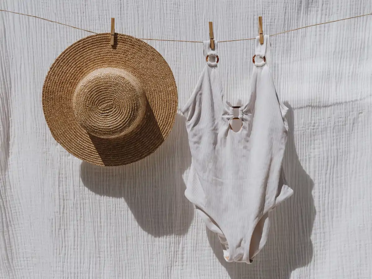 Bañador y sombrero tendidos