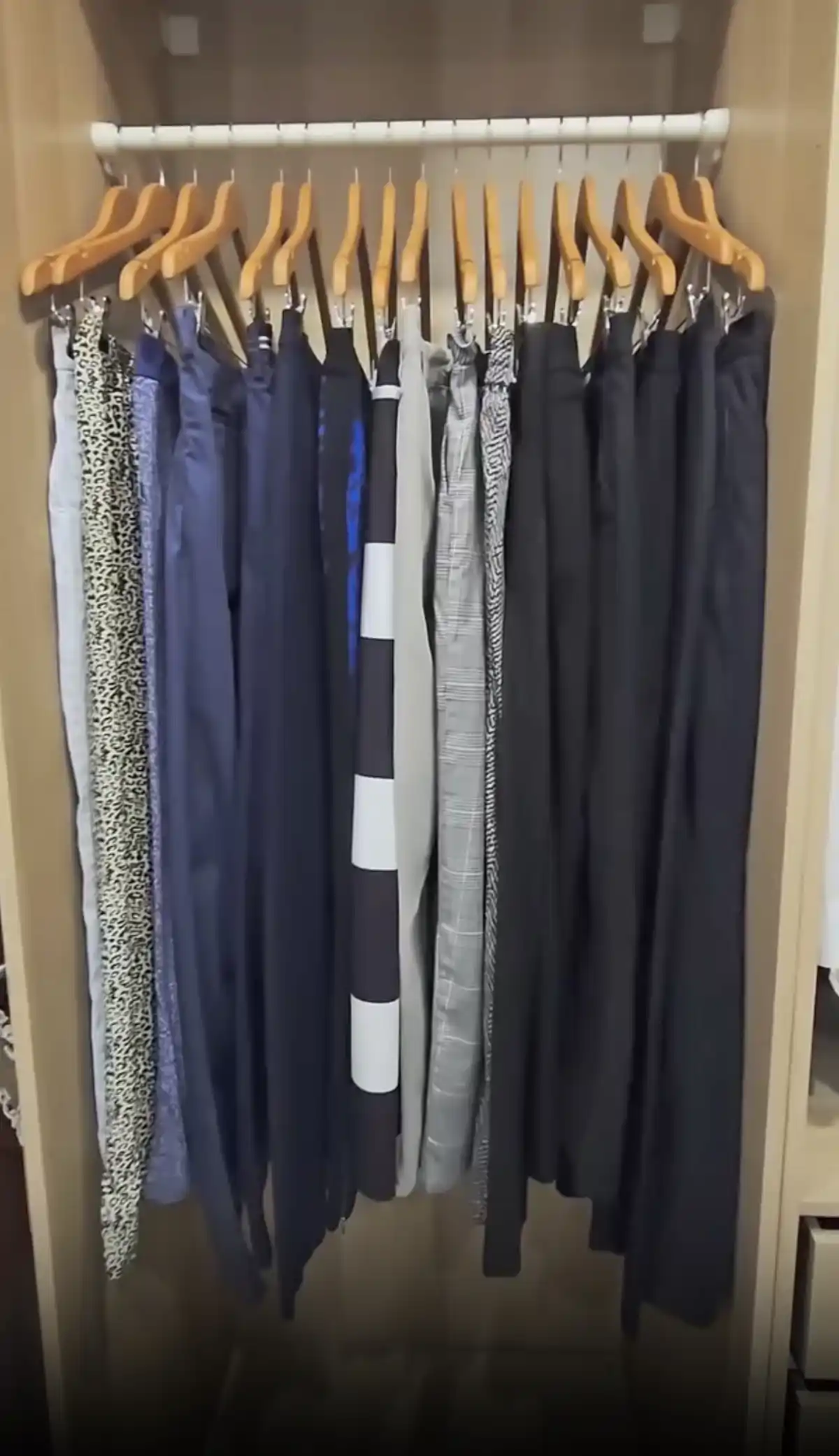 Ordena tus pantalones con perchas con pinzas