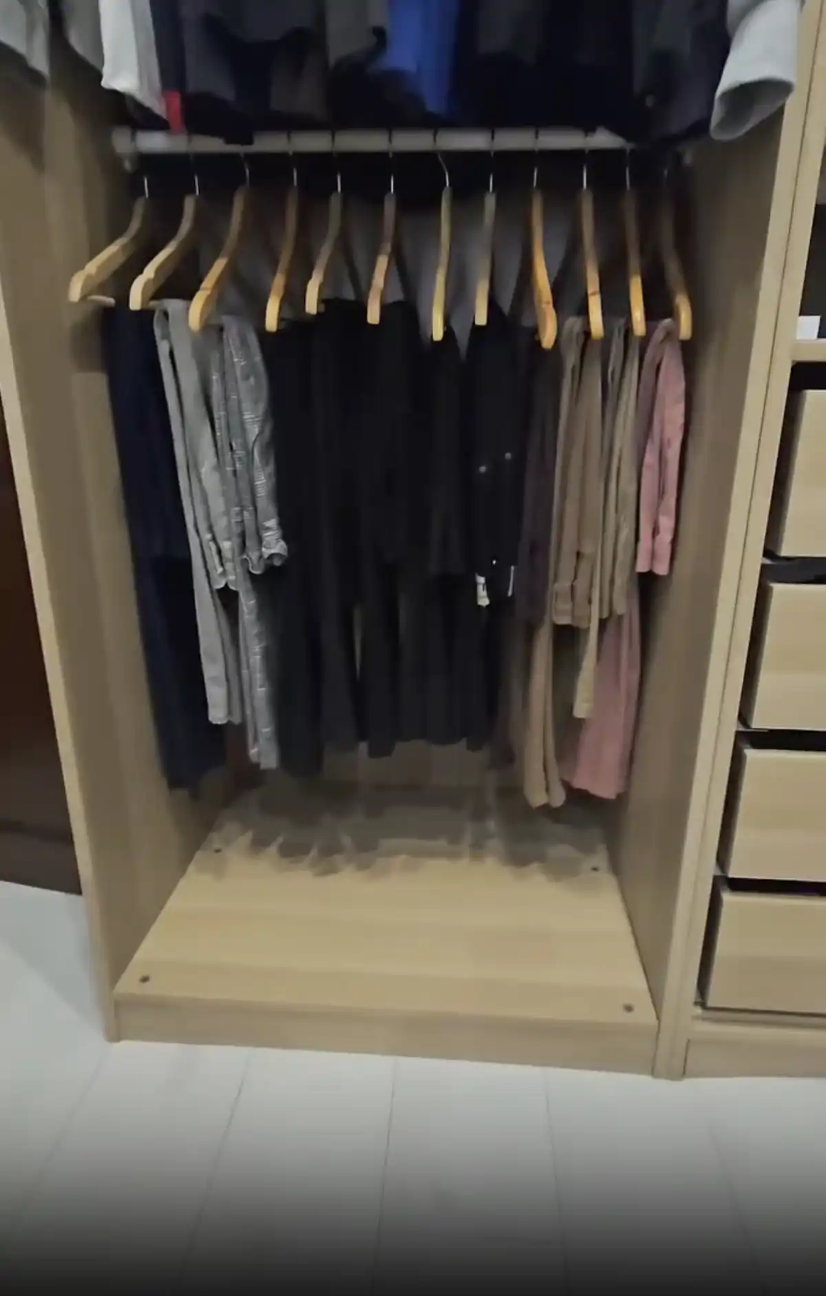 Organiza tus pantalones en perchas tradicionales