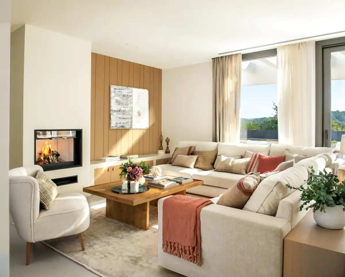 salon pequeno con chimenea con sofas en l y pared revestida de madera 432656e2 00586324 250319095439
