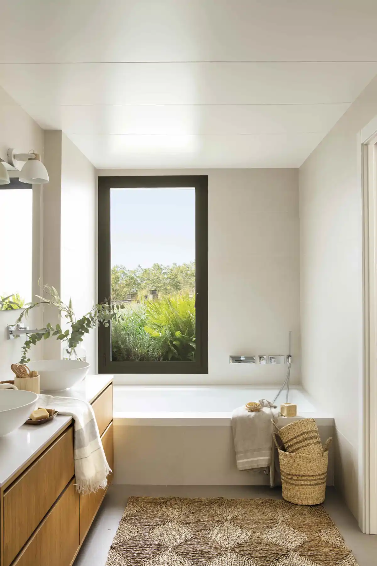 Baño con bañera bajo la ventana 00535686 copia