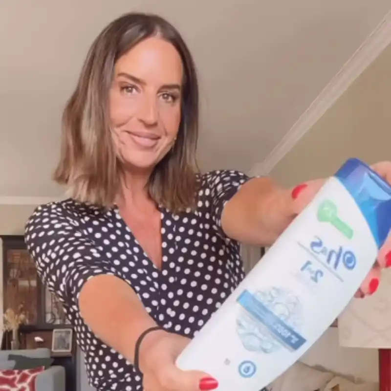 Lucia Lipperheide, experta en limpieza: “Esta mezcla de champú y bicarbonato es mano de santo para eliminar las manchas de crema solar de los bañadores” 