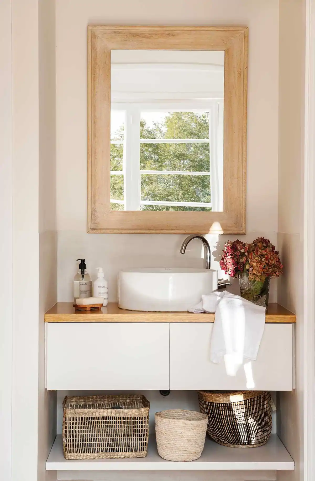 Mira qué fácil es añadir un toque moderno a un cuarto de baño mini