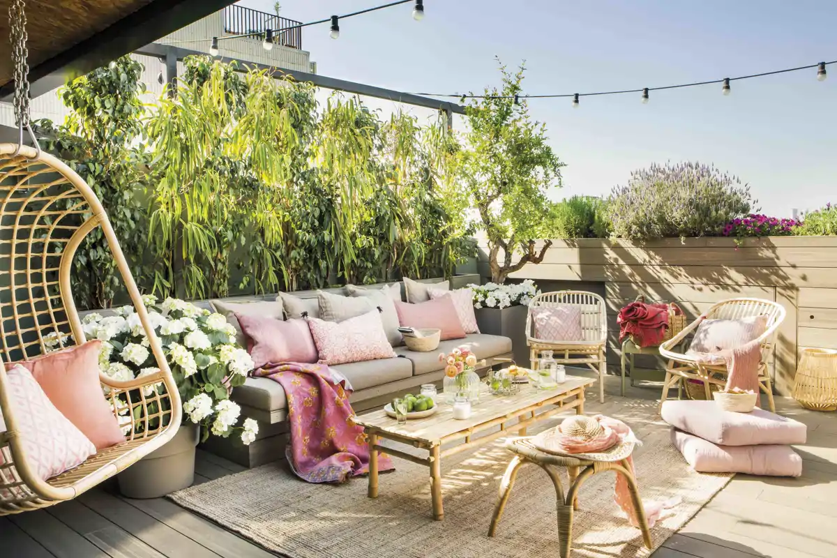 Terraza con sofá y jardineras a medida y muebles de caña 00485120 